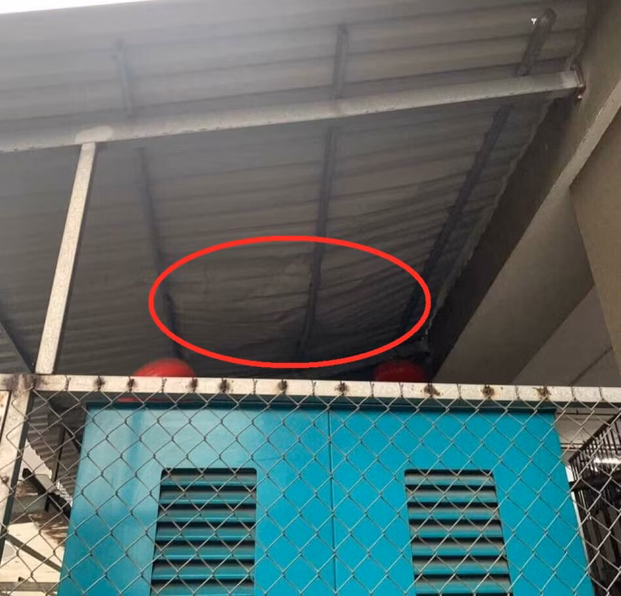 Khu vực mái tôn nơi anh Mạnh đứng để đỡ cháu bé bị lõm một mảng lớn