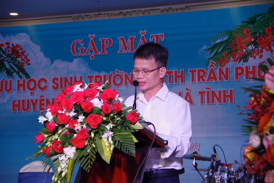 Thầy Nguyễn Đình Thám – Hiệu trưởng trường THPT Trần Phú báo cáo một số kết quả, thành tích nổi bật của nhà trường