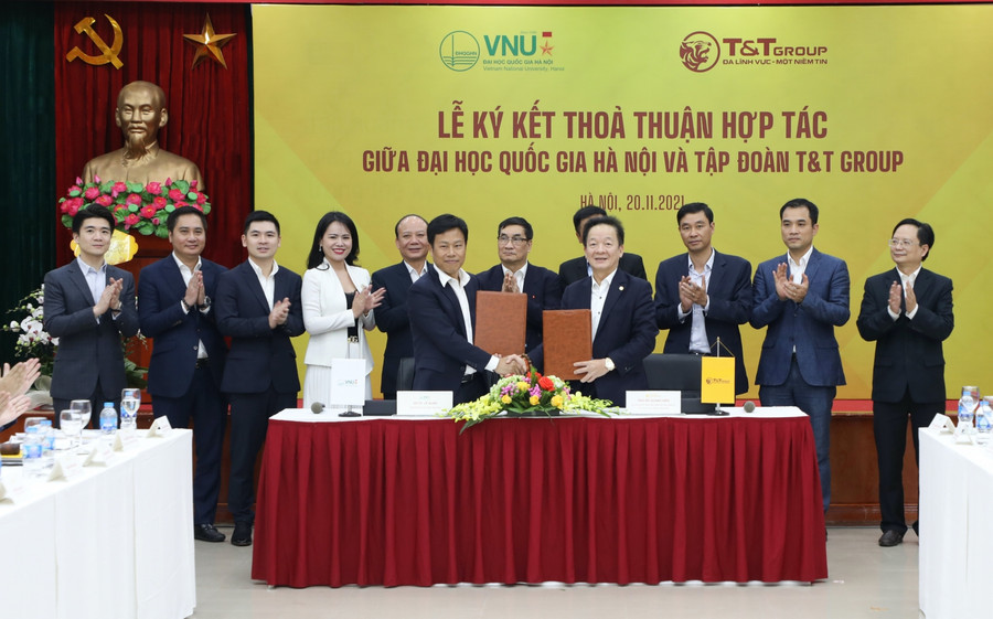 Lãnh đạo ĐHQGHN và Tập đoàn T&T trao văn bản ký kết hợp tác phát triển đội ngũ khoa học tương lai.