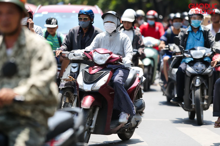 Người dân Hà Nội quay cuồng trong nắng nóng 