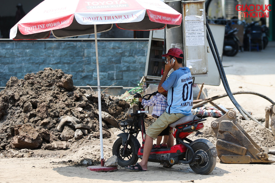 Bất cứ điểm nào có bóng râm đều là lựa chọn để dừng nghỉ trong thời tiết nắng nóng