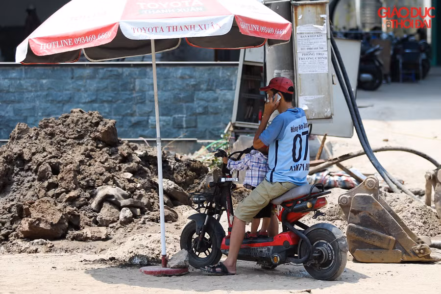 Bất cứ điểm nào có bóng râm đều là lựa chọn để dừng nghỉ trong thời tiết nắng nóng