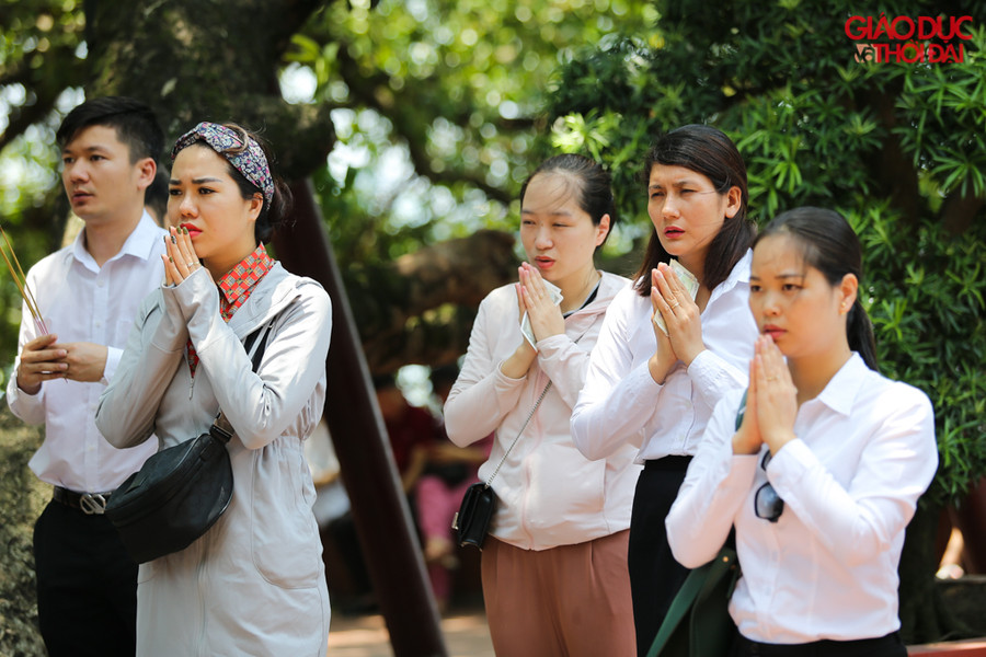 Nhiều người mặc nguyên đồng phục cơ quan đi lễ