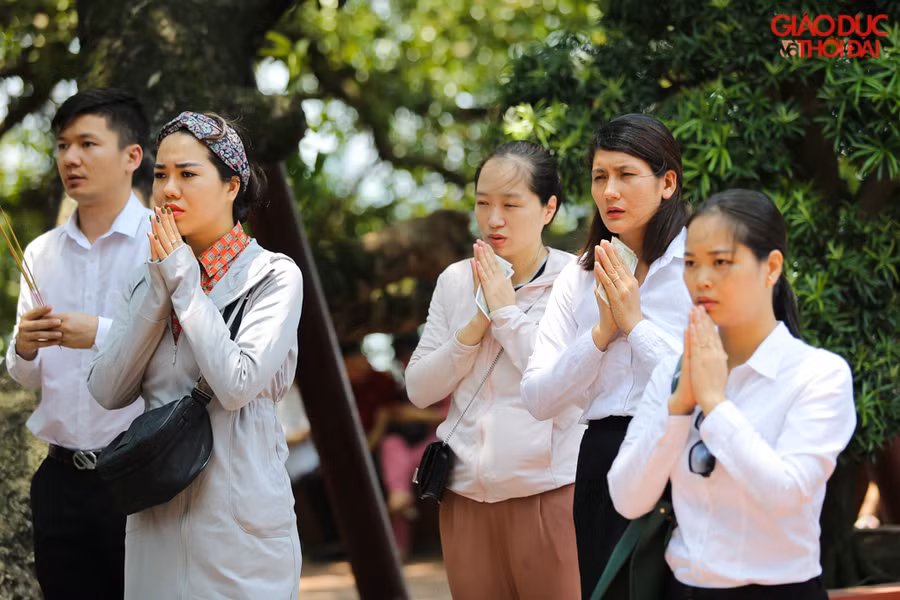 Nhiều người mặc nguyên đồng phục cơ quan đi lễ