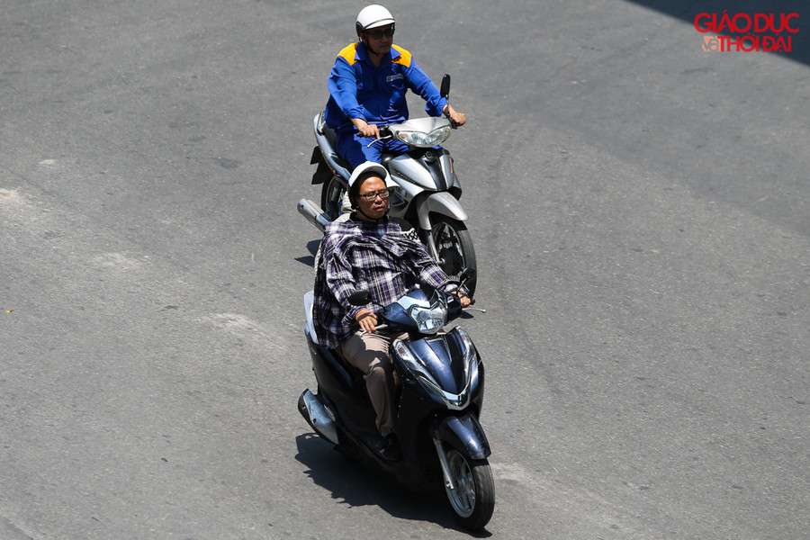 Chỉ số tia UV cực trị ở Hà Nội ở mức nguy cơ gây hại cao đối với cơ thể con người khi tiếp xúc trực tiếp với ánh nắng.