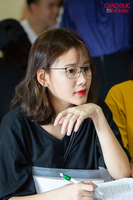 Nhiều tân sinh viên đã đến từ sớm để chuẩn bị hồ sơ vào làm thủ tục nhập học