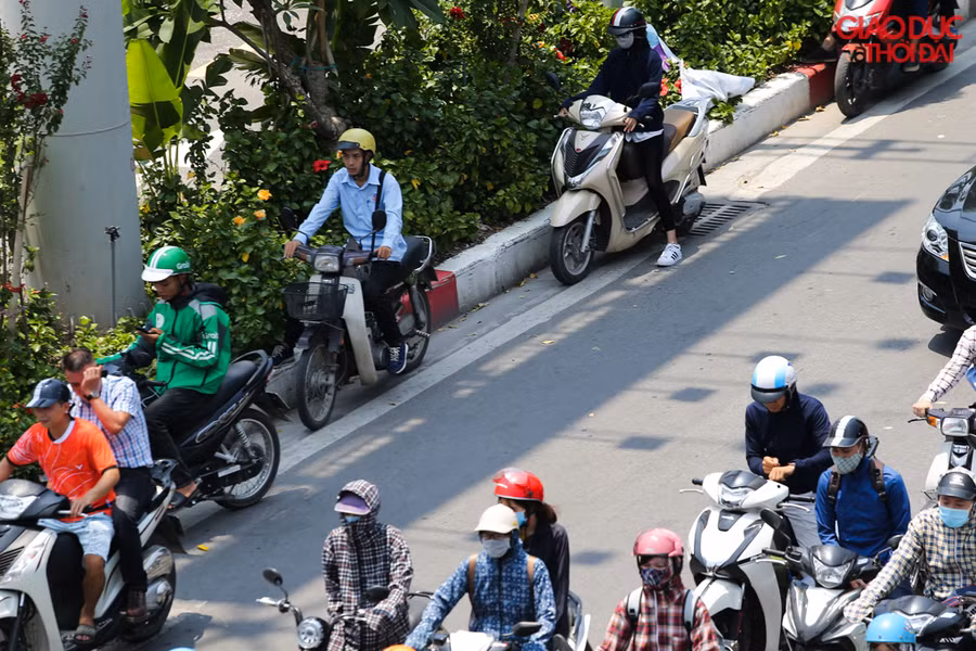 Theo TT khí tượng thuỷ văn T.Ư: Khu vực Hà Nội ngày hôm nay có nơi lên tới 40 độ.