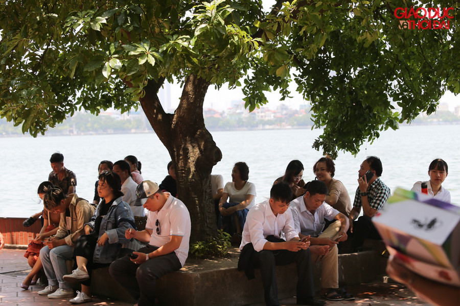 Nhiều người sau khi lễ xong nán lại trú mát trong khuôn viên Phủ Tây Hồ