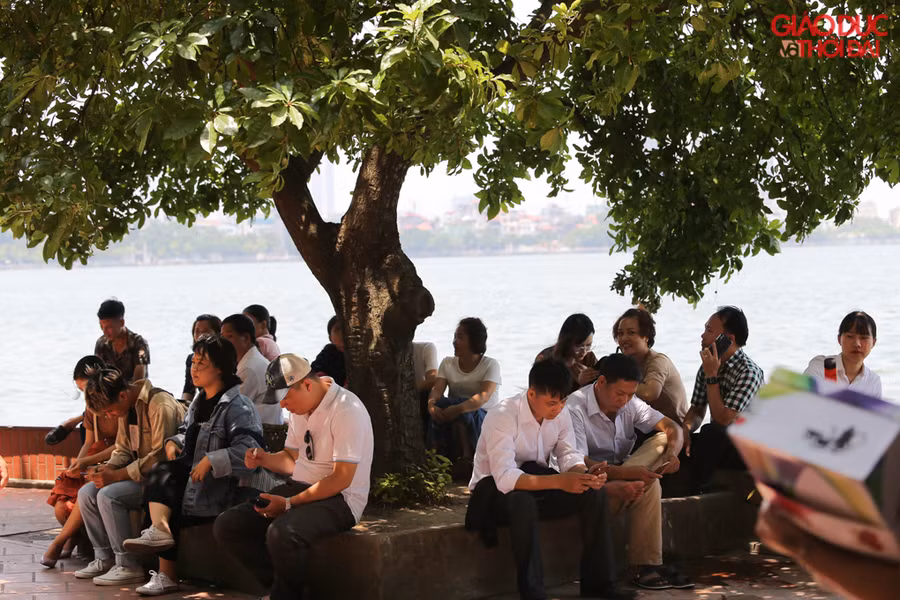 Nhiều người sau khi lễ xong nán lại trú mát trong khuôn viên Phủ Tây Hồ