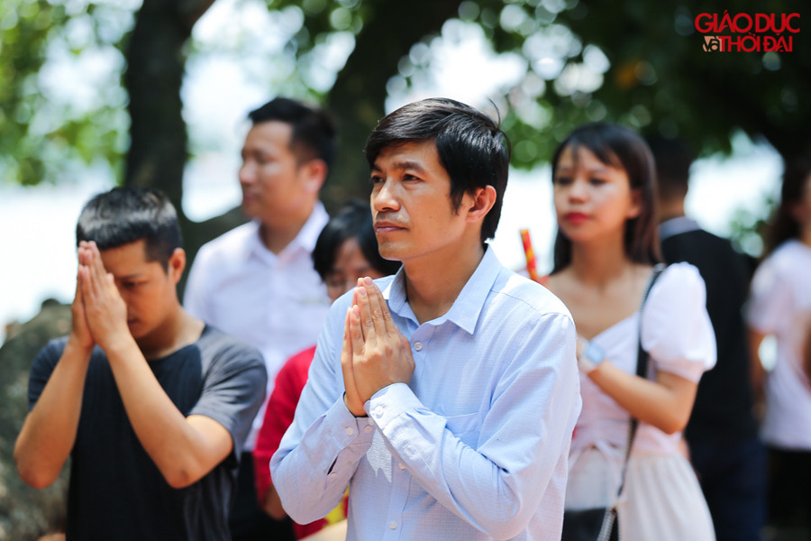 Nhiều đấng mày râu cũng dành thời gian đến chùa thắp nén hương trong ngày Rằm tháng 7