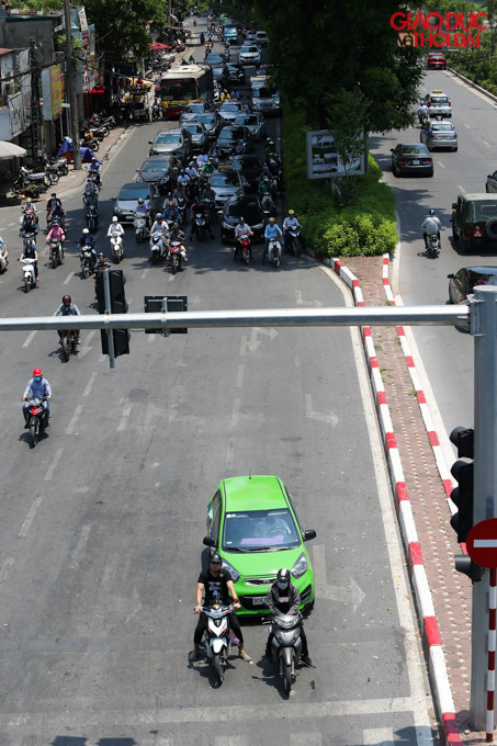 Tại nhiều tuyến đường những bóng cây là lựa chọn cho nhiều phương tiện dừng để chờ đèn đỏ