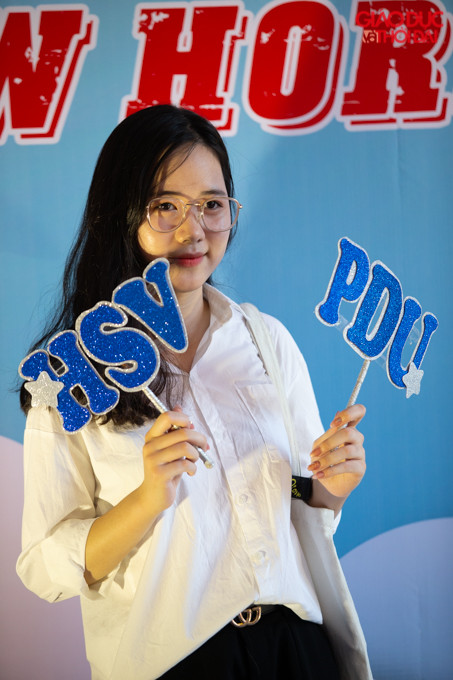 Vui vẻ cherck-in tại ngôi trường mới