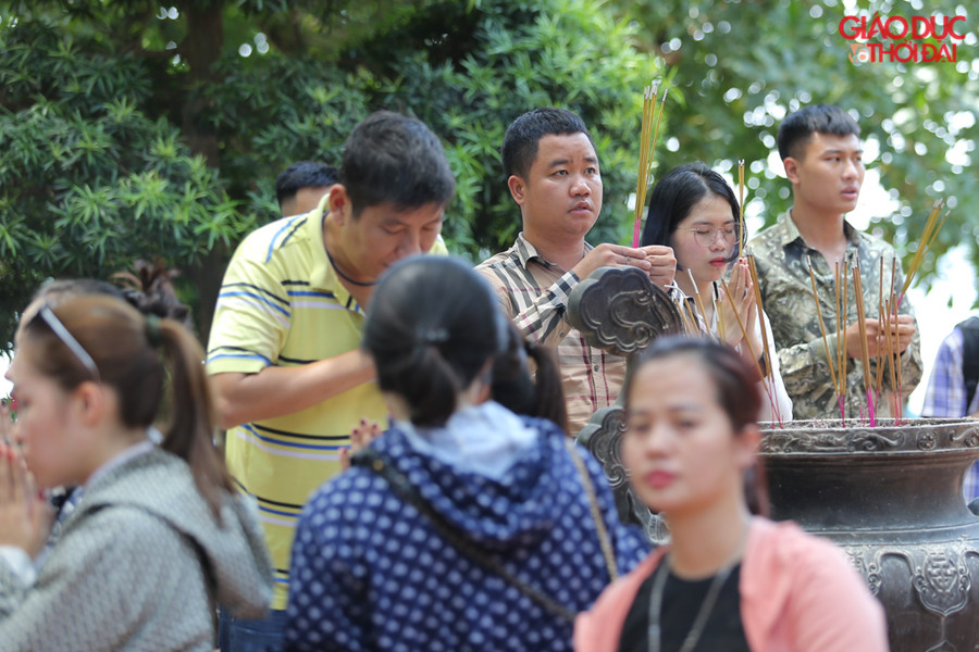 Càng trưa, lượng người về Phủ Tây Hồ càng đông hơn