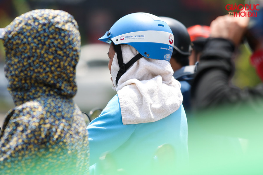 Để mát hơn, nhiều người đã dùng cả những chiếc khăn mặt để che phần cổ, gáy khỏi ánh nắng