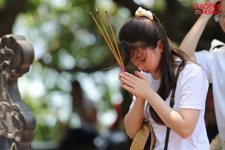 Nhiều bạn trẻ cũng đến để cầu chúc an lành cho gia đình