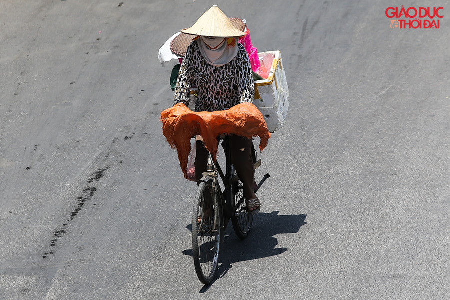 Nhiều người lao động đã chọn giải pháp lấy bao tải để che phần tay khỏi nắng rát