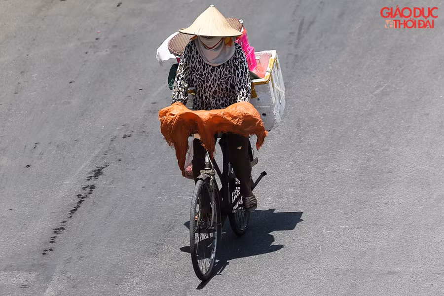 Nhiều người lao động đã chọn giải pháp lấy bao tải để che phần tay khỏi nắng rát