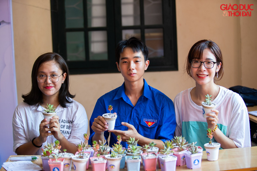 Đoàn thanh niên chuẩn bị cây xanh tặng tân sinh viên