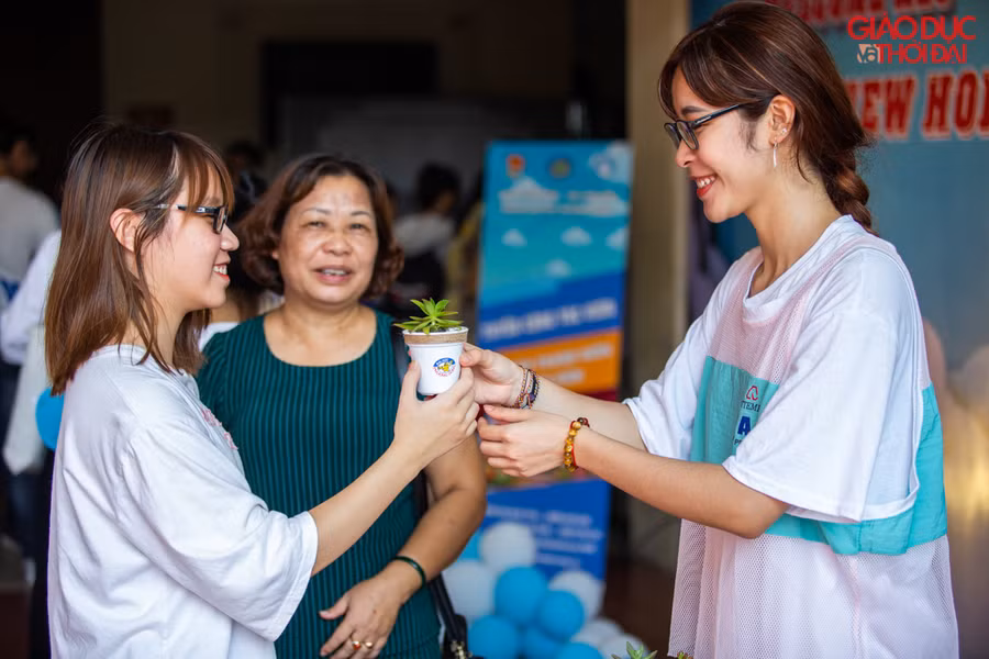 Tặng cây xanh là sự gửi trao, kế thừa truyền thống của nhà trường, cũng như khích lệ tân sinh viên