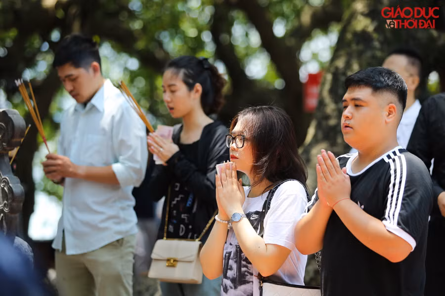 Cho dù hôm nay thời tiết Hà Nội nóng rát nhưng có nhiều bạn trẻ đi lễ