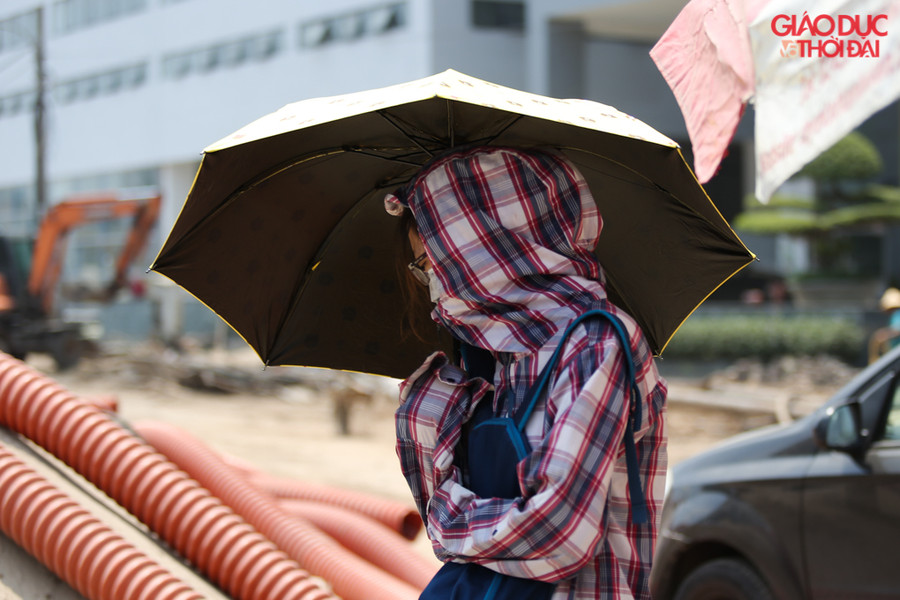Áo chống nắng, ô che là những đồ dùng không thể thiếu của nhiều người trong những ngày nắng nóng