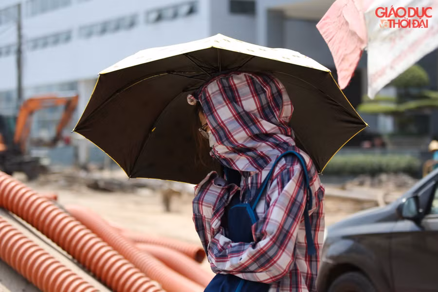 Áo chống nắng, ô che là những đồ dùng không thể thiếu của nhiều người trong những ngày nắng nóng