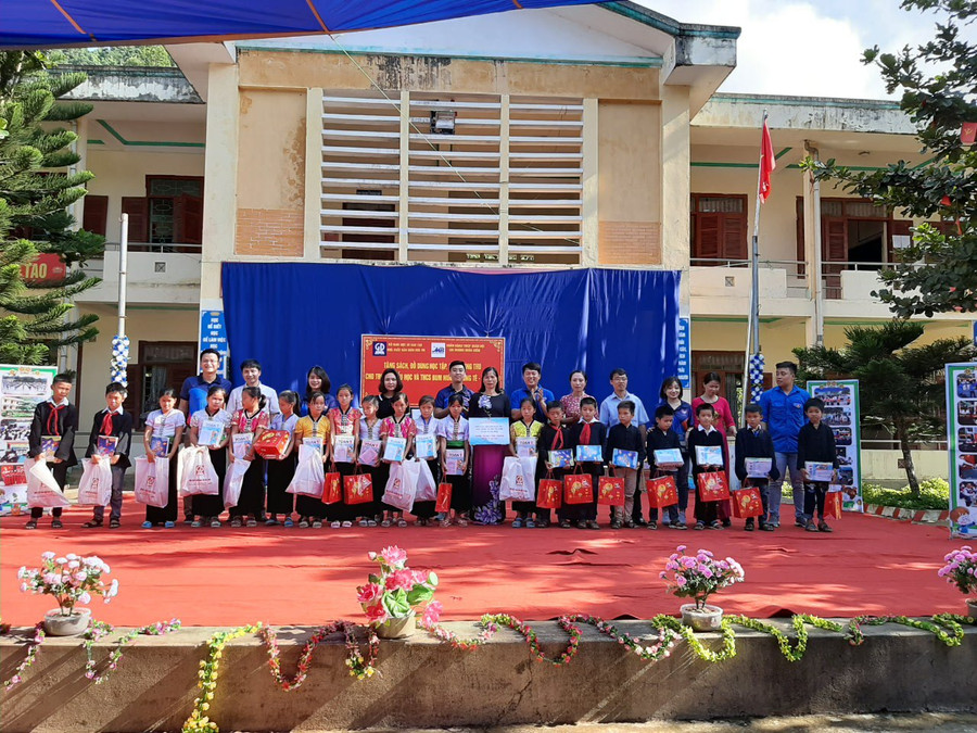 Nhiều phần quà chuẩn bị cho năm học mới đã được trao tận tay các em học sinh tại huyện Mường Tè- Lai Châu