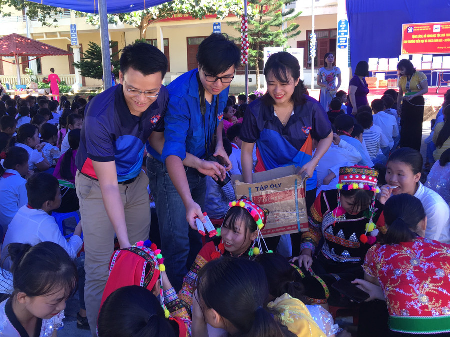 Hành trình nhiều ý nghĩa và cảm xúc với gần 12 giờ di chuyển vượt quãng đường gần 600km từ Hà Nội để đến điểm trường.