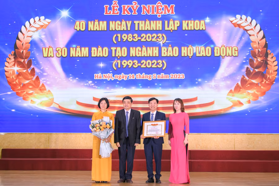 Đại diện Khoa An toàn Lao động và Sức khỏe nghề nghiệp nhận bằng khen của Bộ trưởng Bộ LĐTB&XH. Đại diện Khoa An toàn Lao động và Sức khỏe nghề nghiệp nhận bằng khen của Bộ trưởng Bộ LĐTB&XH.