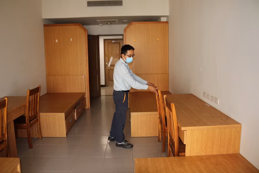 Các khu ký túc xá được phân chia dãy tầng riêng biệt cho nam, nữ với các loại phòng 4 giường...