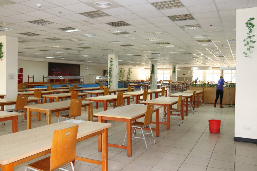 Ở nhà ăn thay vì bán các phần ăn tự chọ như trước, nay chỉ chia phần và yêu cầu người lao động mang về, đồng thời chi theo khung giờ lấy cơm khác nhau để đảm bảo giản cách