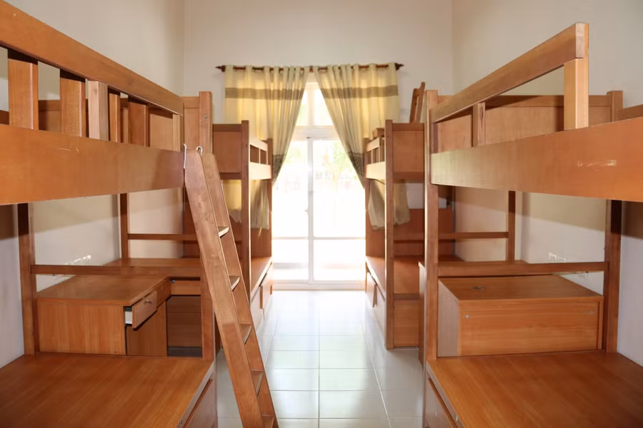 ... và phòng 8 giường với tiện nghi đầy đủ