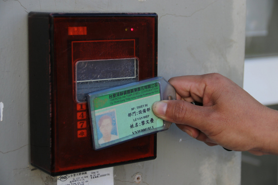 Các lao động vào từng khu nhà phải có thẻ do Công ty cấp, quẹt mã thẻ ngay cổng vào để tạo điều kiện quản lý phòng dịch tốt nhất