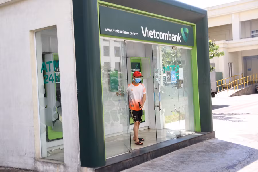 ... và cây ATM để phục vụ rút tiền qua thẻ 24/24 giờ trong ngày