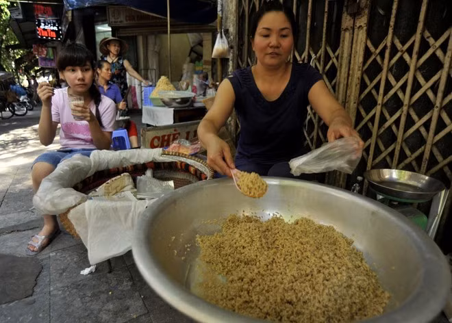 Rượu nếp được bày bán khắp nơi trong dịp Tết Đoan Ngọ