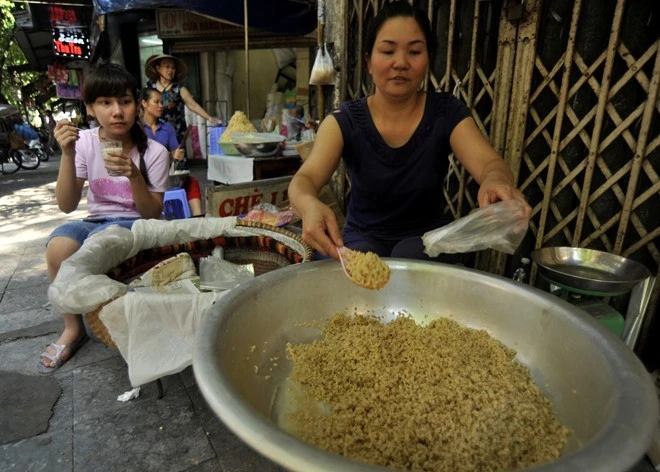 Rượu nếp được bày bán khắp nơi trong dịp Tết Đoan Ngọ