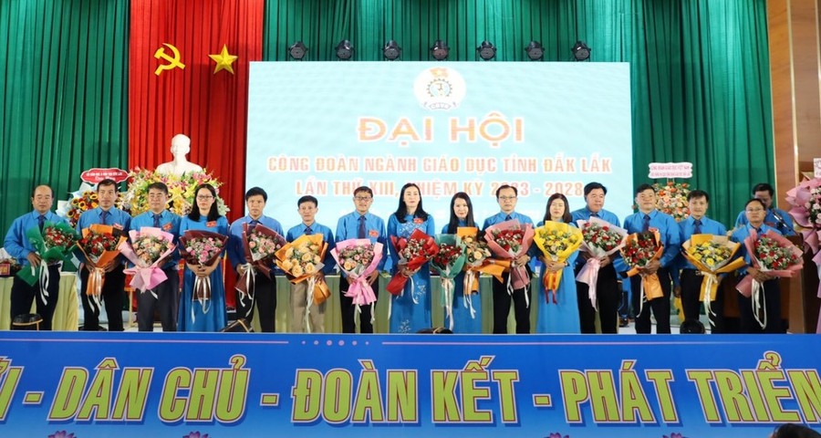 Ban Chấp hành Công đoàn ngành GD tỉnh Đắk Lắk khóa XIII ra mắt Đại hội (ảnh: TT)