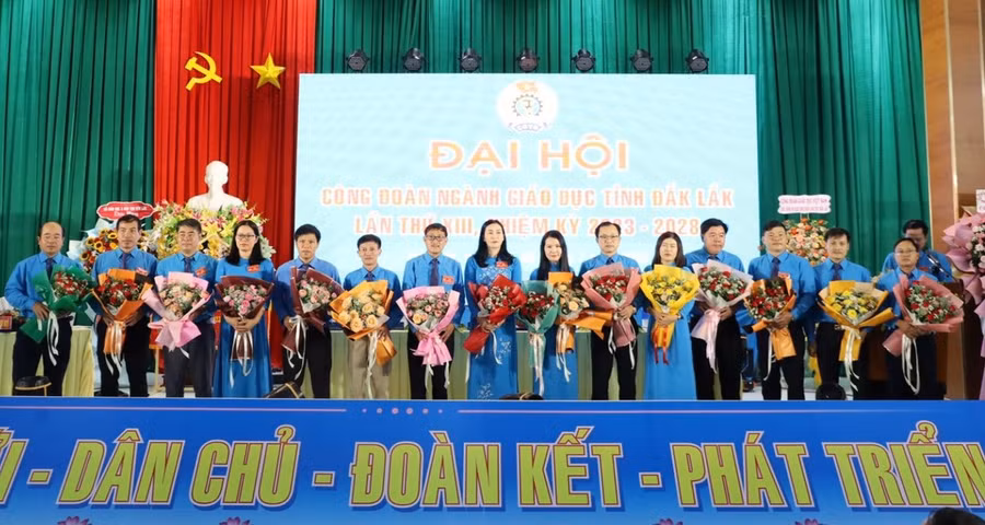 Ban Chấp hành Công đoàn ngành GD tỉnh Đắk Lắk khóa XIII ra mắt Đại hội (ảnh: TT)