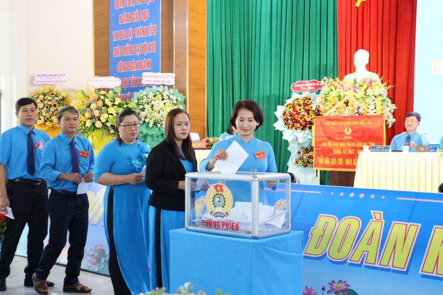 Các đại biểu dự Đại hội bỏ phiếu bầu Ban Chấp hành Công đoàn ngành GD khóa XIII, nhiệm kỳ 2023-2028 (ảnh: TT).