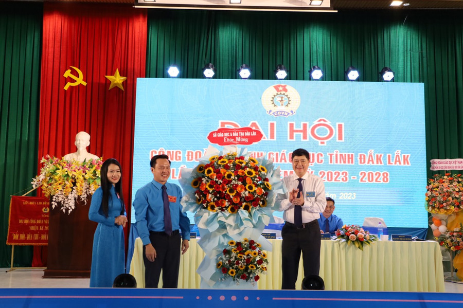 Ông Phạm Đăng Khoa - Giám đốc Sở GD&ĐT tặng hoa chúc mừng Đại hội (ảnh: TT).