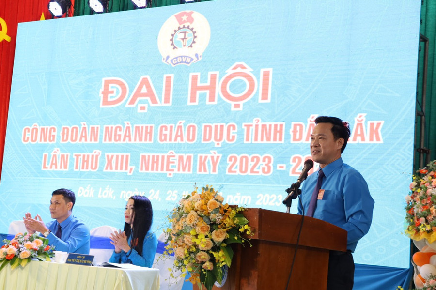 Ông Lưu Tiến Quang - Chủ tịch Công đoàn ngành GD tỉnh Đắk Lắk khóa XII phát biểu khai mạc Đại hội (ảnh: TT).