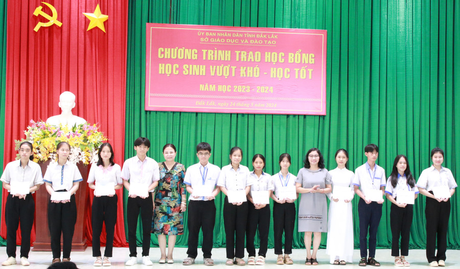 Ban tổ chức trao học bổng cho học sinh. (Ảnh: TT)