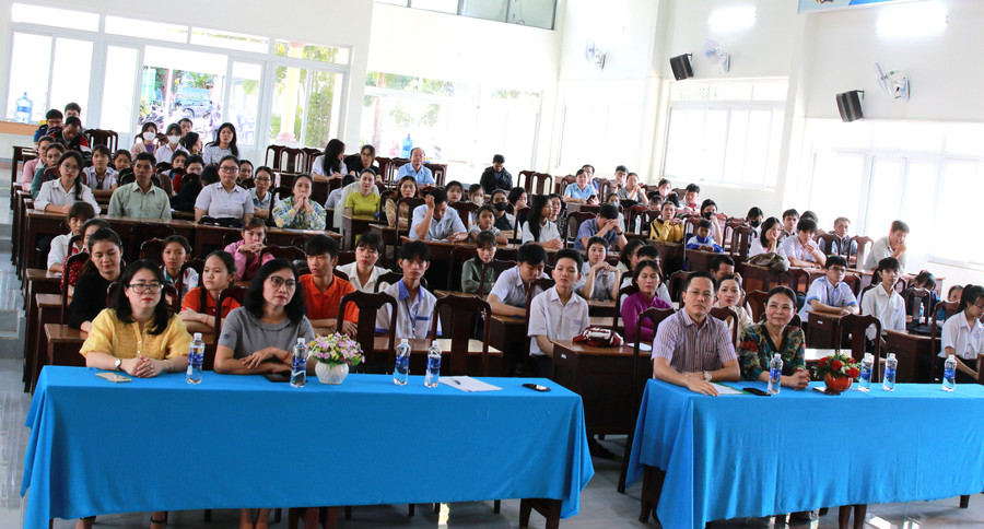 Đại biểu, học sinh dự lễ trao học bổng. (Ảnh: TT)