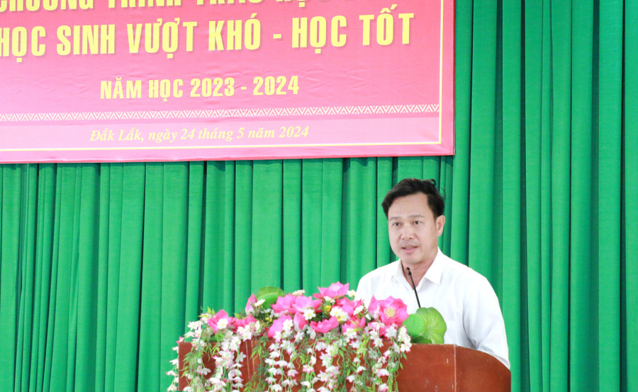 Thầy Lưu Tiến Quang - Phó Giám đốc Sở GD&amp;ĐT Đắk Lắk phát biểu. (Ảnh: TT)