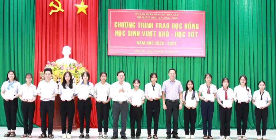Ban tổ chức trao học bổng cho các em học sinh. (Ảnh: TT)