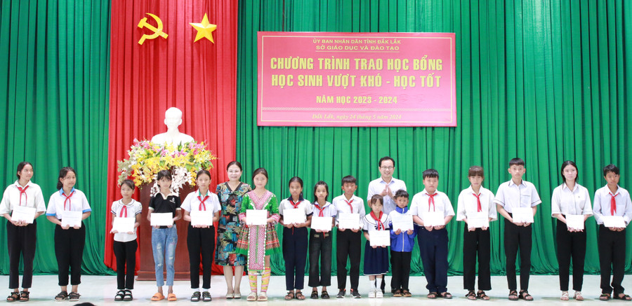 Những suất học bổng sẽ là động lực để các em tiếp tục vươn lên trong học tập và...