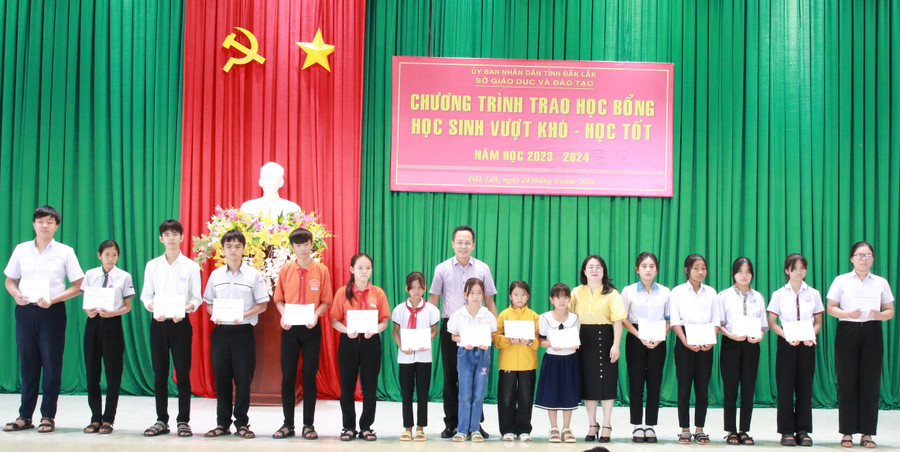 ... rèn luyện thành công dân có ích cho xã hội. (Ảnh: TT)