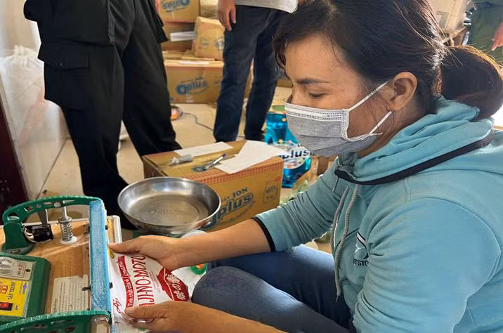 Chủ cửa hàng thao tác lại công đoạn đóng gói hàng giả.