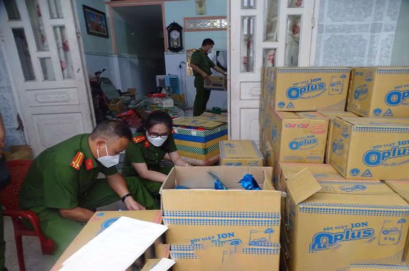 Lực lượng chức năng kiểm đếm hàng hoá giả mạo.