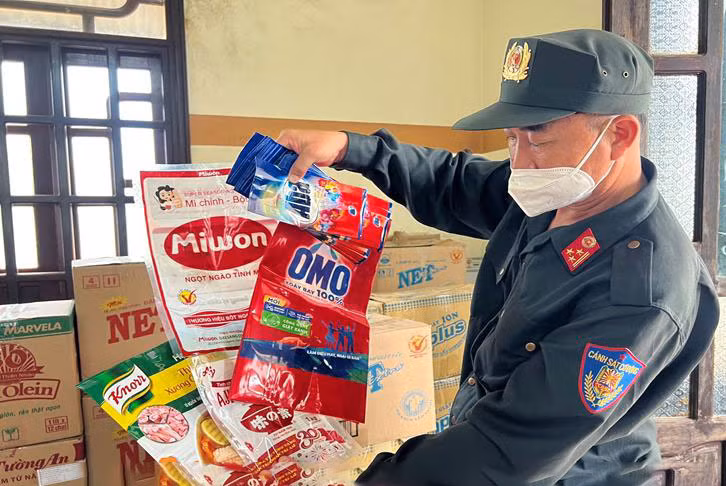 Bao bì các thương hiệu nổi tiếng được cơ quan chức năng thu giữ.